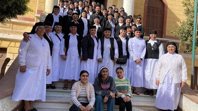 الانبا باخوم مع الراهبات