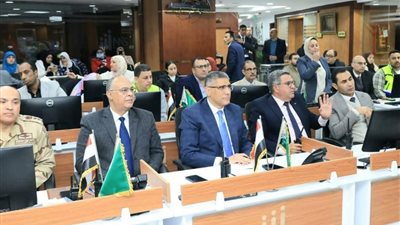 محافظ الجيزة يتابع اعمال غلق اللجان في اليوم الأول من مركز السيطرة