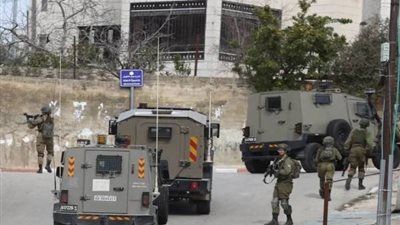 قوات الاحتلال تنفذ حملة اعتقالات بالضفة الغربية وتغلق الطرق في الخليل