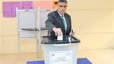 محافظ الجيزة يدلي بصوته في الانتخابات البرلمانية 