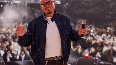 الهضبة يشعل الخليج .. عمرو دياب يتألق في حفل أسطوري بموسم الكويت