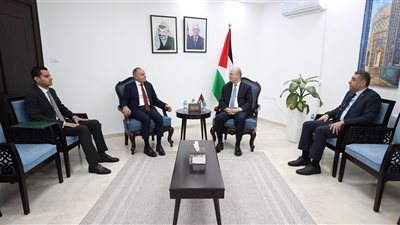 سفير مصر في رام الله يبحث مع رئيس الوزراء الفلسطيني مستجدات الأوضاع وسبل تعزيز التعاون