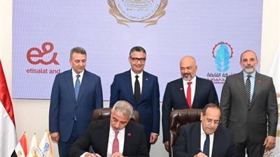 وزير التموين يشهد توقيع بروتوكول تعاون بين القابضة للصناعات الغذائية و اتصالات «إي آند مصر» 