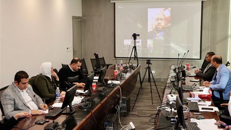 أعضاء القومي أثناءمتابعة