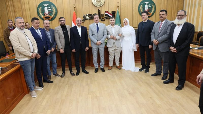 المحافظ يتوسط العروسين