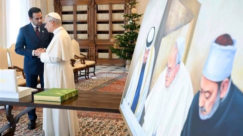 البابا لاون مع أحد