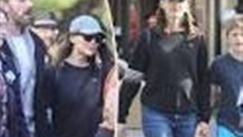 عرض مدرسي بحضور زوجتيه