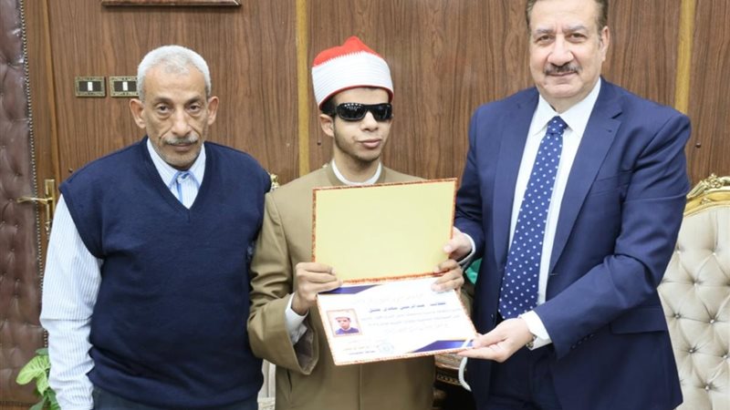 المحافظ يكرم المتسابق