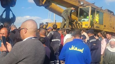 ونش عملاق لرفع عربة القطار بعد خروجها من القضبان بالمنوفية ( صور ) 