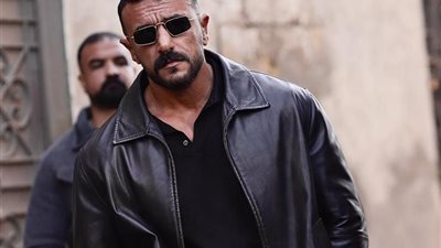 أحمد العوضي يتجاهل الانتقادات وما علاقة ياسمين عبد العزيز بالموضوع