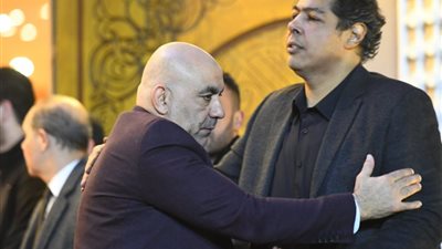 صدمة وفاة الأم تسيطر على عمر متولي بعزاء والدته.. ونجوم الفن يساندون