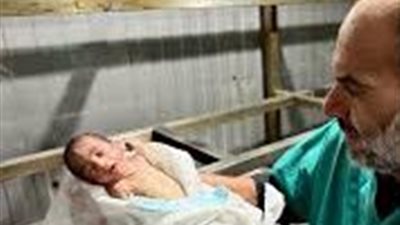 شتاء غزة يطارد النازحين.. الطفل عابدين يتجمد من المنخفض الجوي