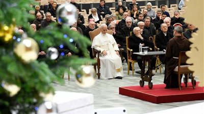 بابا الفاتيكان يشهد التأمل الثالث لزمن المجئ 