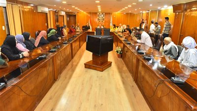 محافظ أسيوط يلتقي أهالي منطقة غرب البلد ويقدم حزمة دعم شامل لهم 