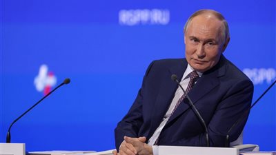 بوتين يتلقى هدية من صاحب مخبز بموسكو والكرملين يعلق.. تفاصيل (فيديو)