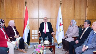 رئيس جامعة سوهاج يناقش آليات دعم كليات التمريض والتطورات الخاصة بالتدريس والتدريب