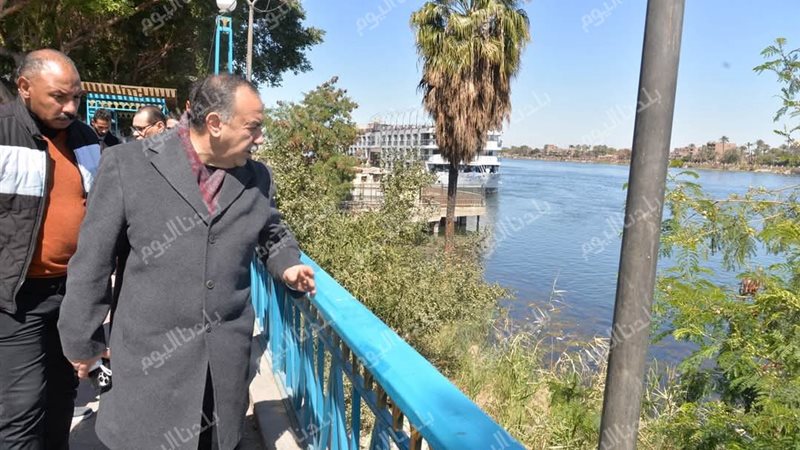 محافظ أسيوط خلال