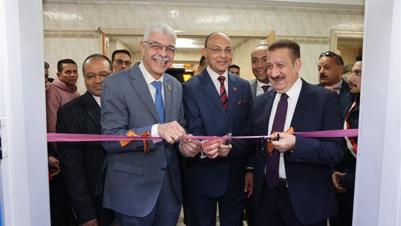 محافظ المنوفية أثناء