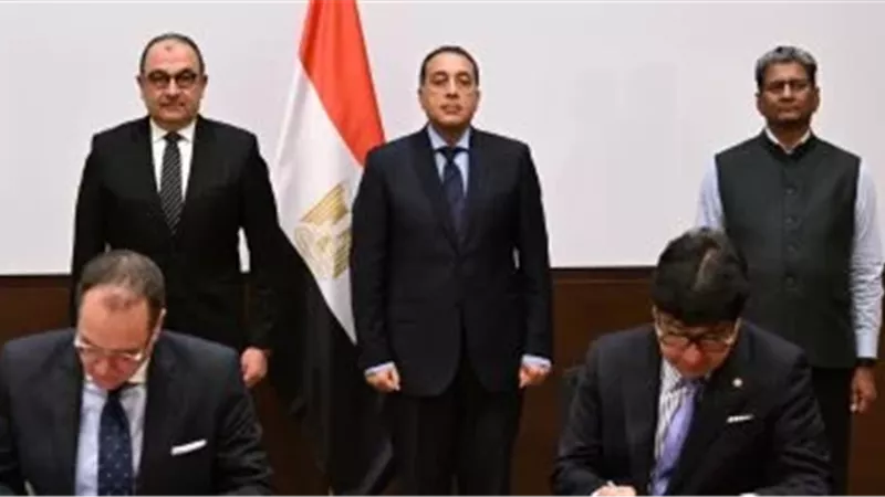 جانب من توقيع عقد