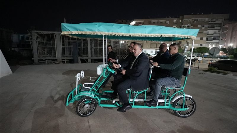 محافظ أسيوط أثناء