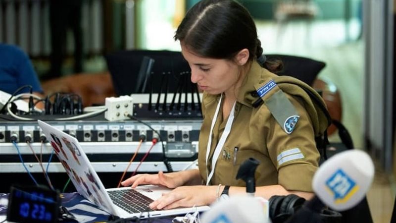 ضابطة بإذاعة الجيش