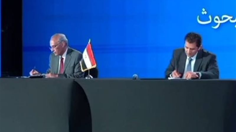 جانب من التوقيع 