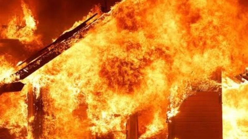 حريق هائل بمخزن أخشاب