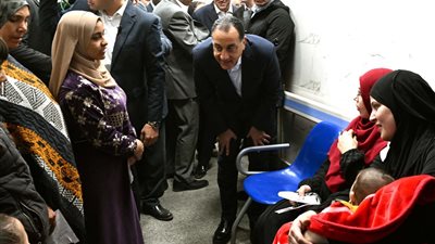 رئيس الوزراء يجري حوارا مع المواطنين المترددين على مركزب طب الأسرة بالصف 