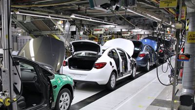 الحكومة تطلق حوافز مالية لمصنعي السيارات ضمن البرنامج الوطني لتنمية الصناعة