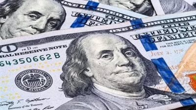 انخفاض جديدة بسعر الدولار بالربع الأول من 2026 .. اقتصادي يوضح
