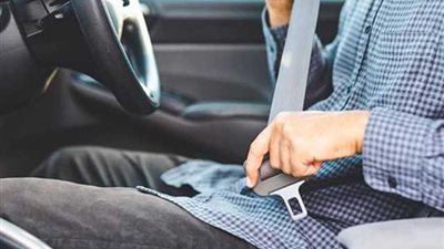 متسيبش اللي جنبك من غير حزام الأمان.. خبير مروري يعلن مفاجأة