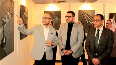 معرض فني بكلية فنون جميلة أسيوط يوثق التحولات العمرانية برؤية جدارية معاصرة| صور 