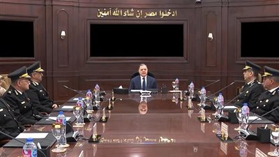 وزير الداخلية يجتمع مع القيادات الأمنية لبحث خطط تأمين اعياد الميلاد 