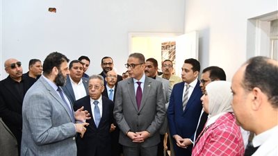 نقيب الأطباء ومحافظ الفيوم يشهدان تسليم جهاز «C-Arm» إلى المستشفى