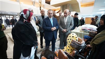 محافظ أسيوط يسلم كراسي متحركة وسماعات طبية للأطفال من ذوي الهمم 