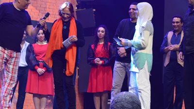 خلال احتفالية رأس السنة على مسرح البالون.. تامر عبدالمنعم يحتفل بعيد ميلاد 4 أيتام 