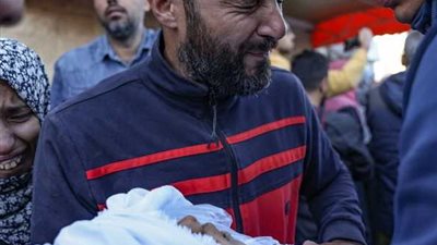 مأساة إنسانية في غزة.. طفلة تموت من شدة البرد