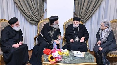 البابا تواضروس يلتقي الأب الروحي لقداسته بالإسكندرية 