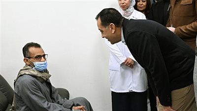 مصطفى مدبولي يجري حوارا وديا مع مرضى مستشفى الكرنك