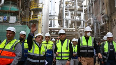 وزير قطاع الأعمال يتفقد مشروع إعادة تشغيل مصانع شركة الدلتا للأسمدة بالدقهلية