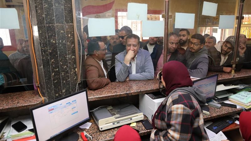 المحافظ أثناء الجولة