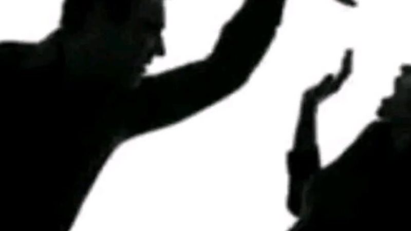 زوج يتعدي علي زوجتة