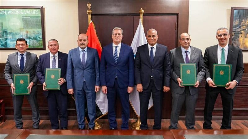 جانب من التوقيع 