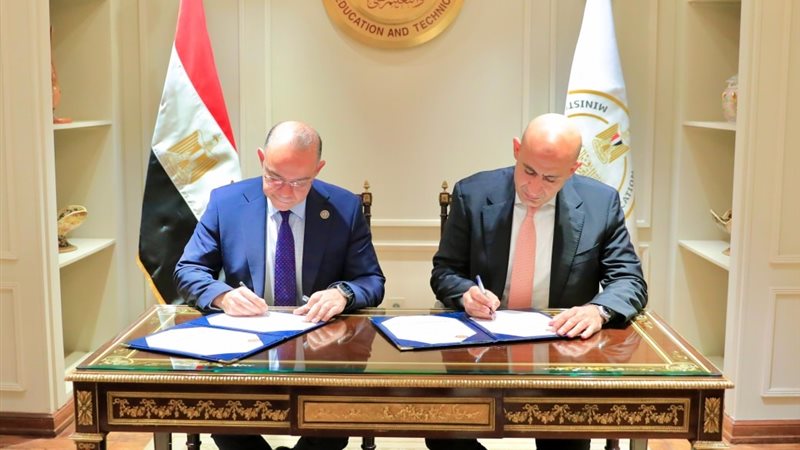 جانب من توقيع البروتوكول