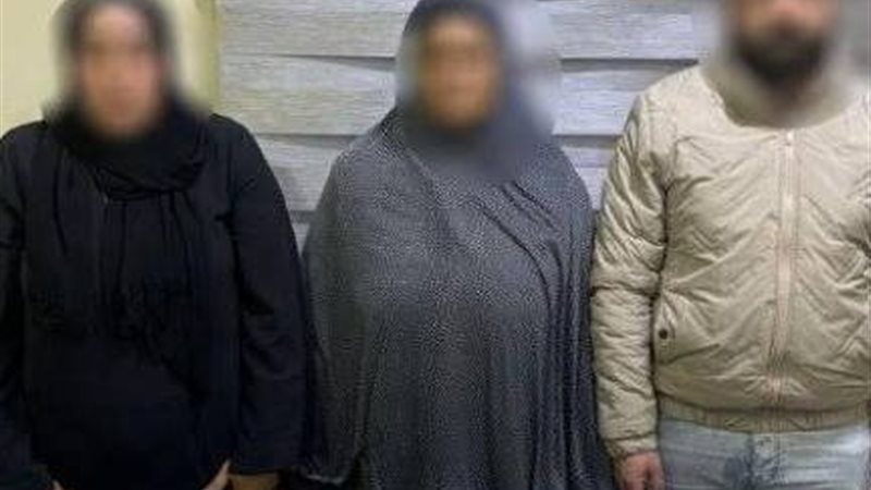 القبض على رجل وسيدتين