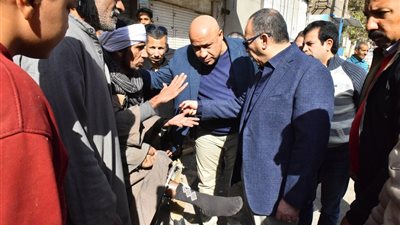 لفتة إنسانية خلال جولة ميدانية لمحافظ أسيوط.. إيه اللي حصل مع المواطن؟