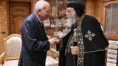 بطرس غالي يزور قداسة البابا ويتقدم بالتهنئة بالعيد