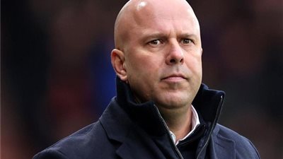 بسبب لاعب الفريق.. آرني سلوت مهدد بالإقالة من تدريب ليفربول