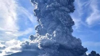 خلال ساعات.. بركان سيميرو يثور 6 مرات بإندونيسيا والدخان يرتفع 900 متر