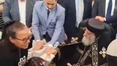 البابا يوزع الحلوي علي المهنئين بعيد الميلاد من شعب الكاتدرائية 